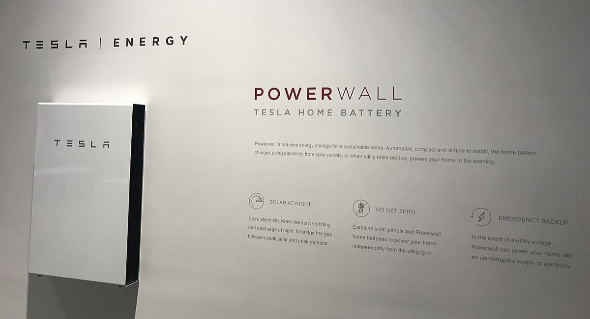 Une batterie résidentielle murale installée le long d'un mur de garage