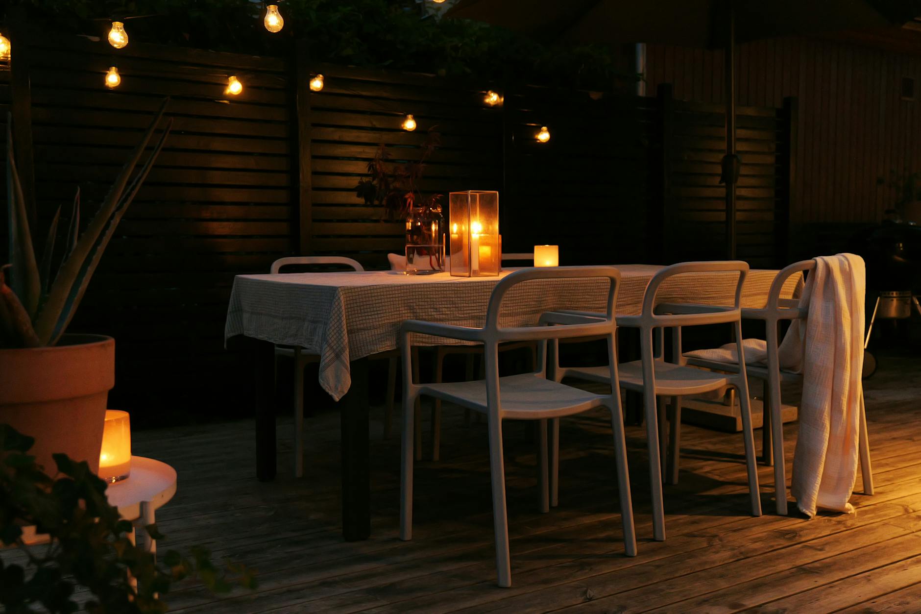 Guirlande lumineuse sur une terrasse