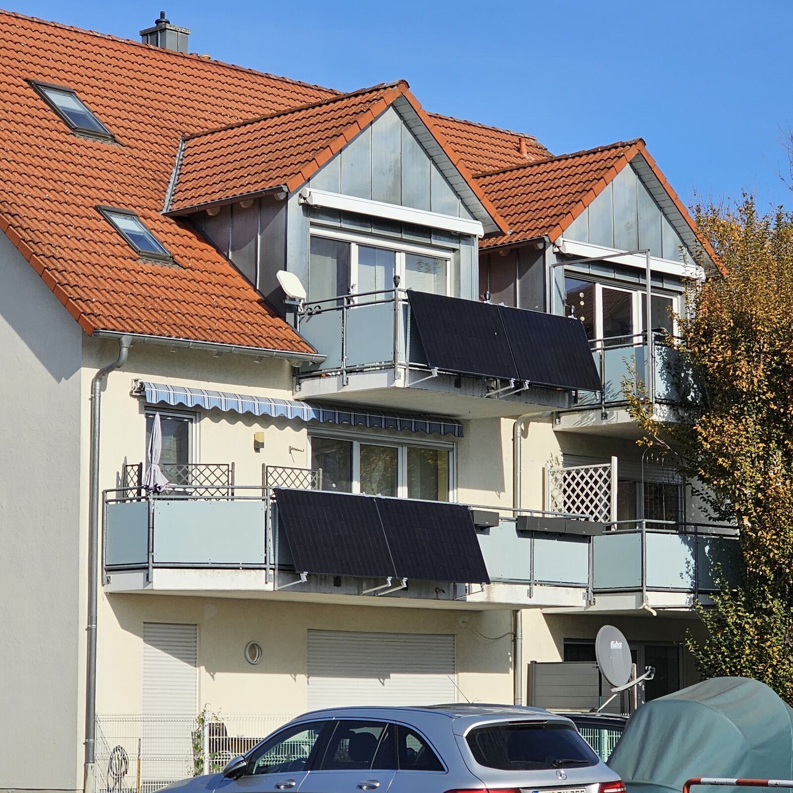 Kit solaire plug & play installé sur un balcon