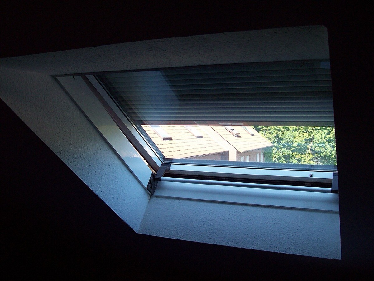 Volet roulant solaire pour Velux : guide & compatibilité